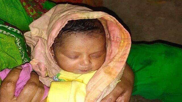 নারায়ণগঞ্জে ময়লার স্তূপে কাঁদছিল নবজাতক