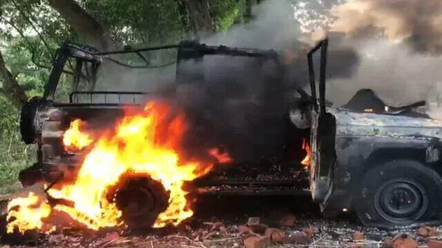 গোপালগঞ্জে সেনাবাহিনীর গাড়িতে আগুন, অস্ত্র ছিনিয়ে নিয়ে মিছিল