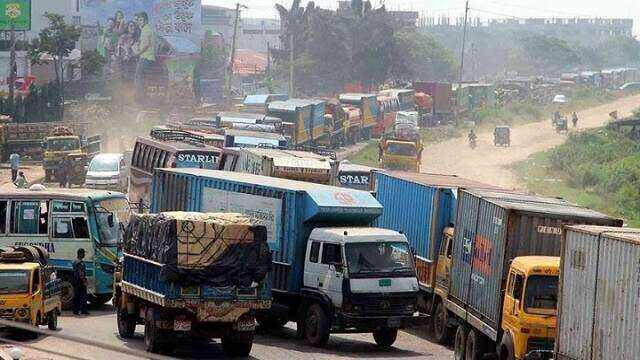 সাড়ে তিন ঘণ্টায় দুই দুর্ঘটনায় ঢাকা-চট্টগ্রাম মহাসড়কে তীব্র যানজট