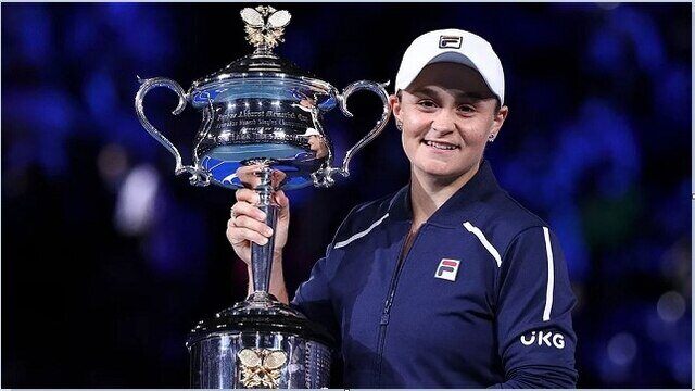 হঠাৎই অবসরের ঘোষণা মেয়েদের টেনিসের এক নম্বর তারকার