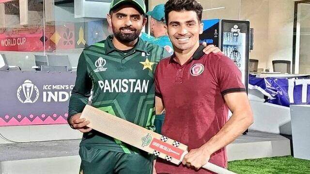 হারের পর গুরবাজকে বাবরের ব্যাট উপহার