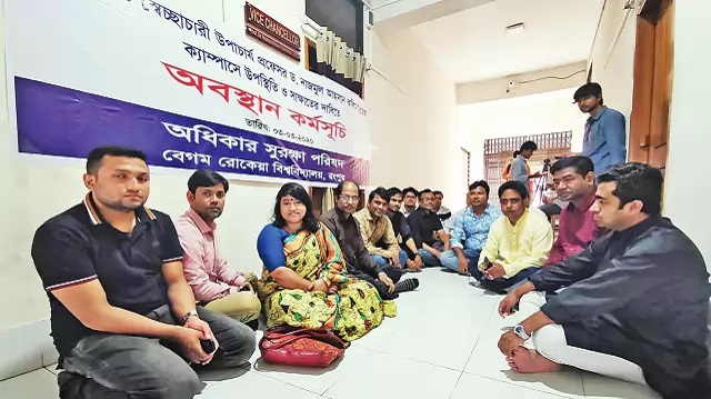 উপাচার্যের দরজায় আবার ব্যানার