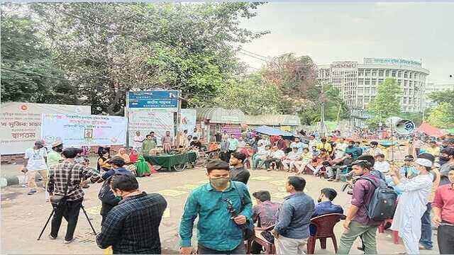 দ্রব্যমূল্যের ঊর্ধ্বগতিতে শাহবাগে প্রতিবাদী সাংস্কৃতিক অনুষ্ঠান