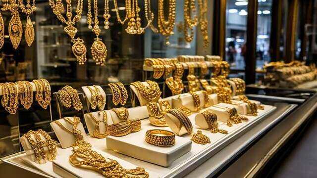সোনার দাম বেড়েছে হাজার টাকা