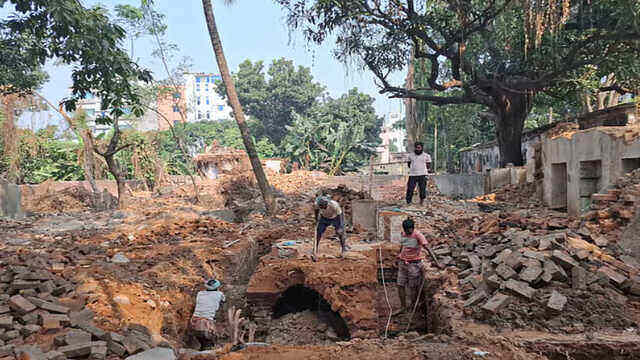 রাজবাড়ি ভাঙতে গিয়েই মিলল রহস্যময় সুড়ঙ্গ