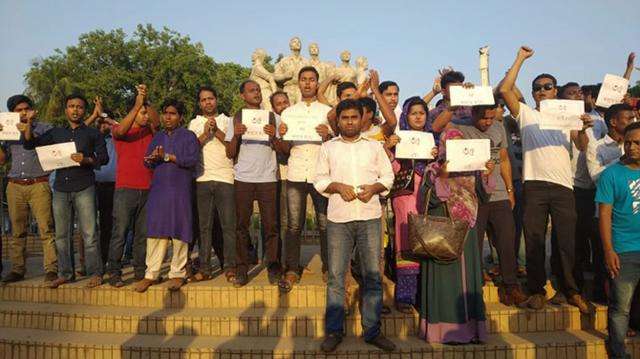 বয়স ৩৫ দাবির কর্মসূচি থেকে আটক ৭, বিক্ষোভ