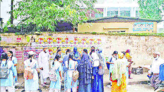 শিক্ষা প্রতিষ্ঠানের ভেতরে স্বাস্থ্যবিধি মানছে, বাইরে শিথিলতা