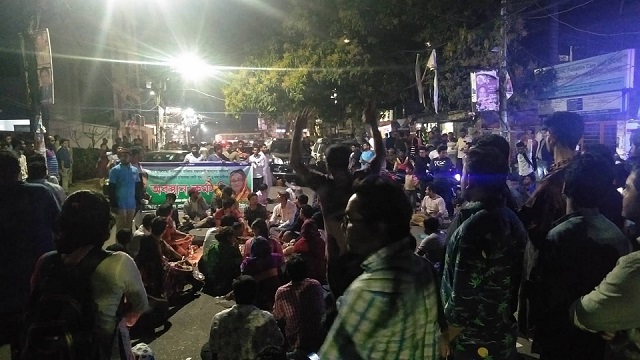 পুলিশের লাঠিচার্জ মুক্তিযোদ্ধার সন্তান ও প্রজন্ম সংগঠনের নেতাকর্মীদের ওপর