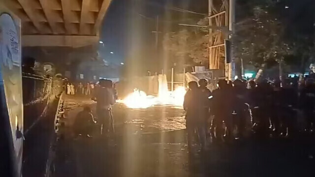চট্টগ্রামে সড়কে হঠাৎ অগ্নিকাণ্ডের ঘটনা