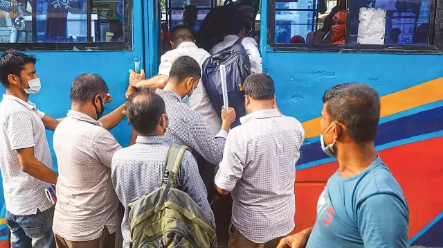 আগের ভাড়ায় ফেরার আশ্বাসে বাসভর্তি যাত্রী চান মালিকেরা